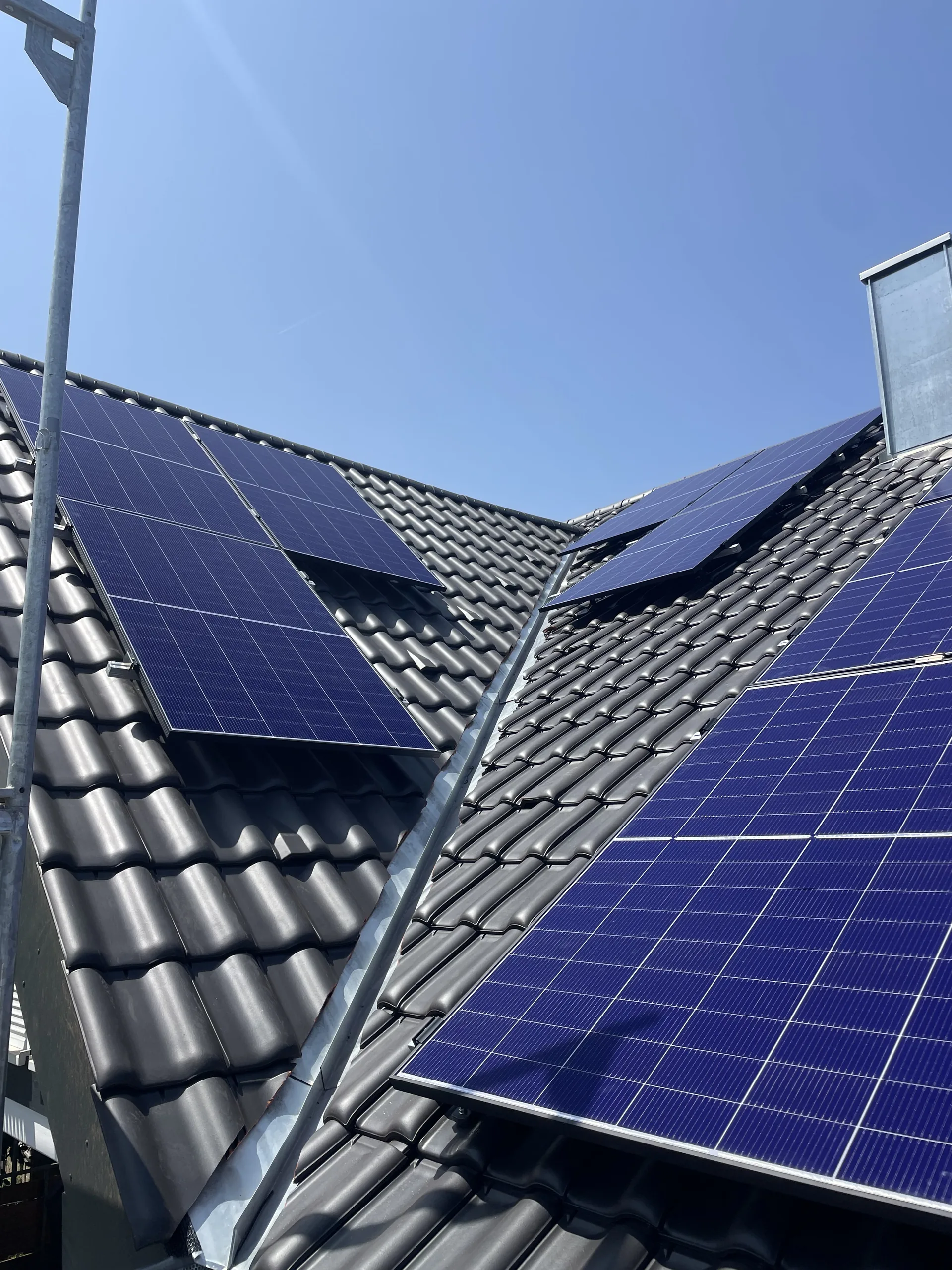 PV-Module auf Schr&auml;gdach mit Ger&uuml;st - Anthrazit-Ziegel