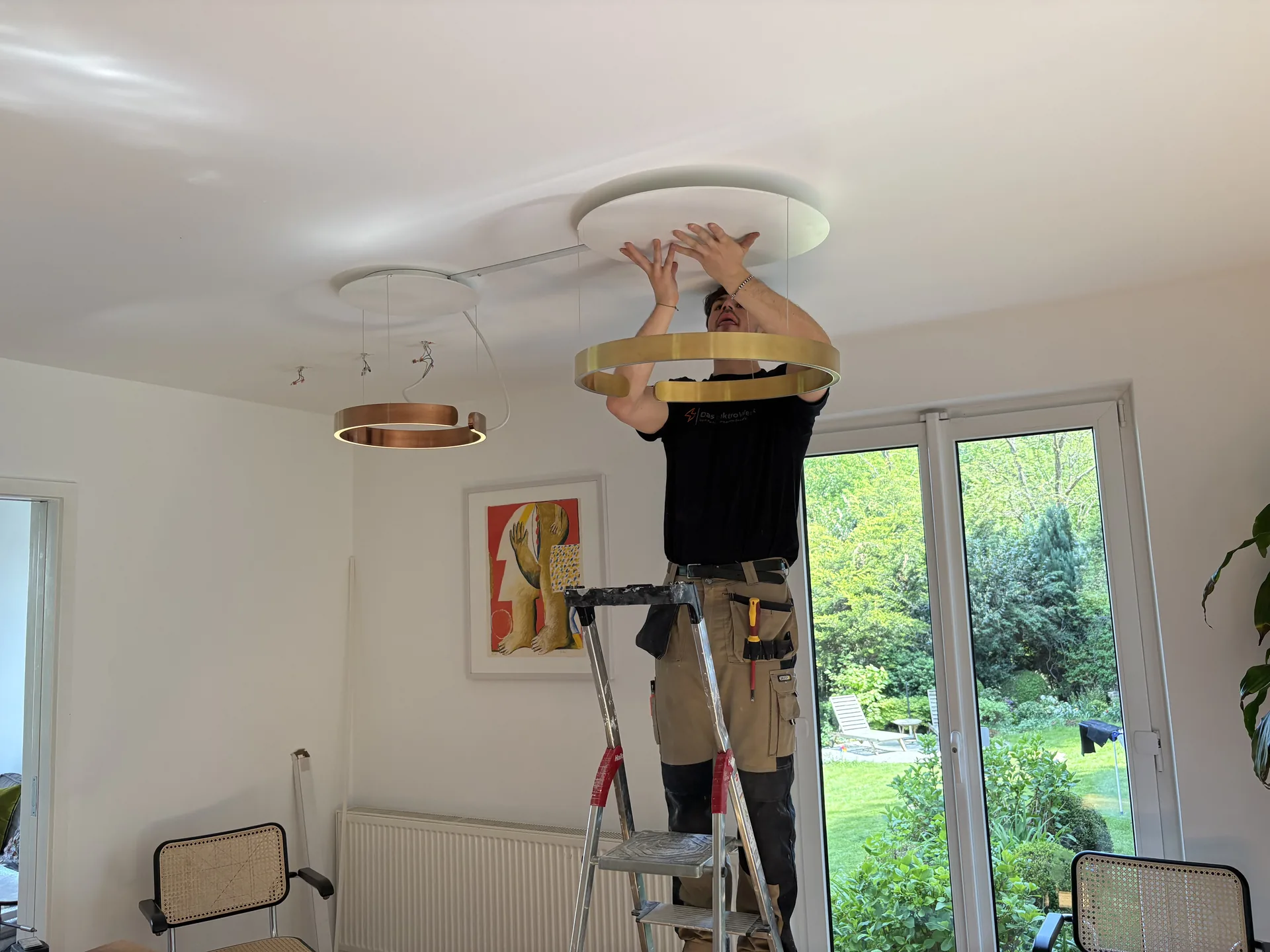 Montage von Design-Pendelleuchte im Wohnbereich - Das ElektroWerk