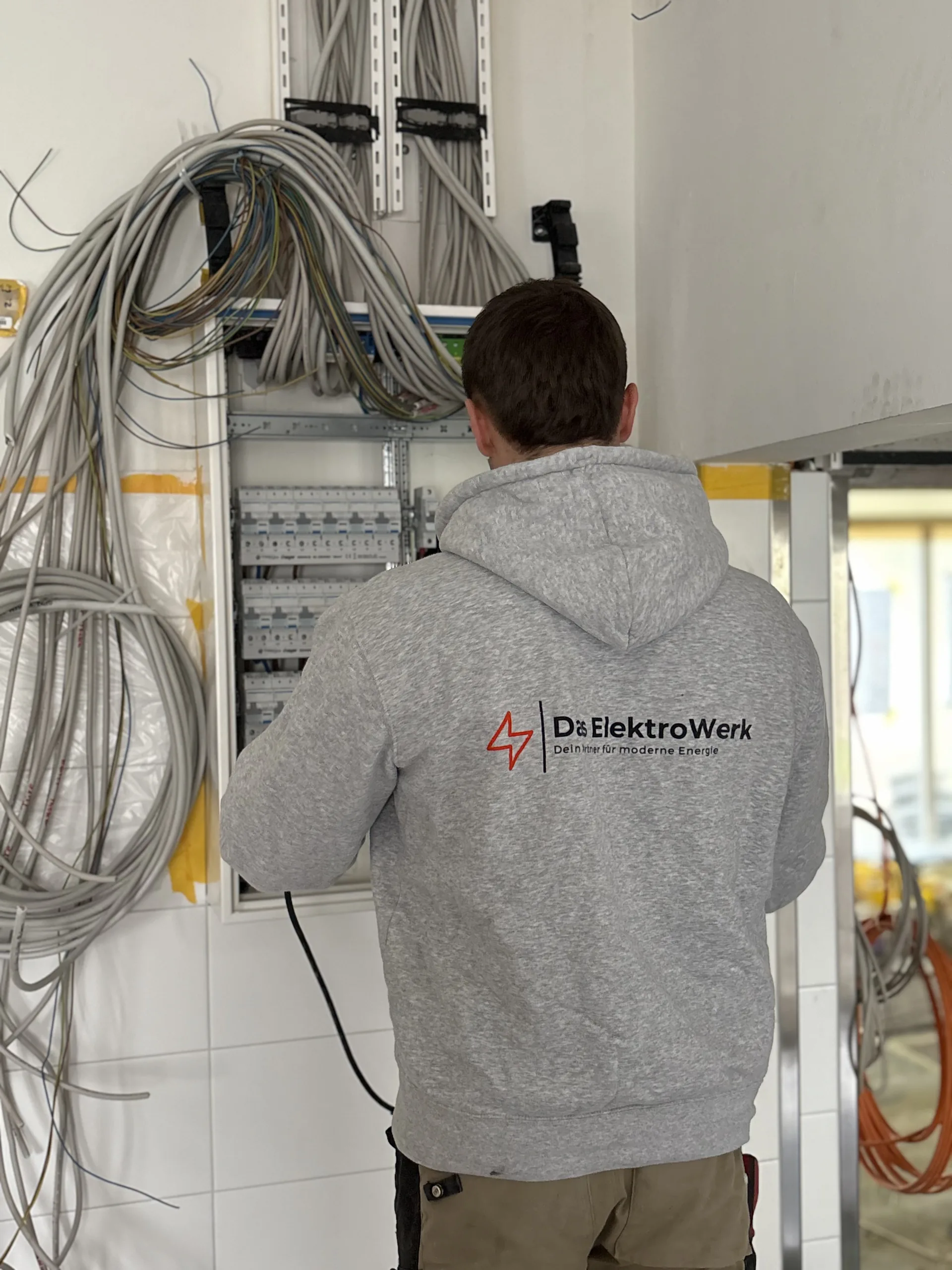 Monteur von Das ElektroWerk konzentriert beim Verdrahten