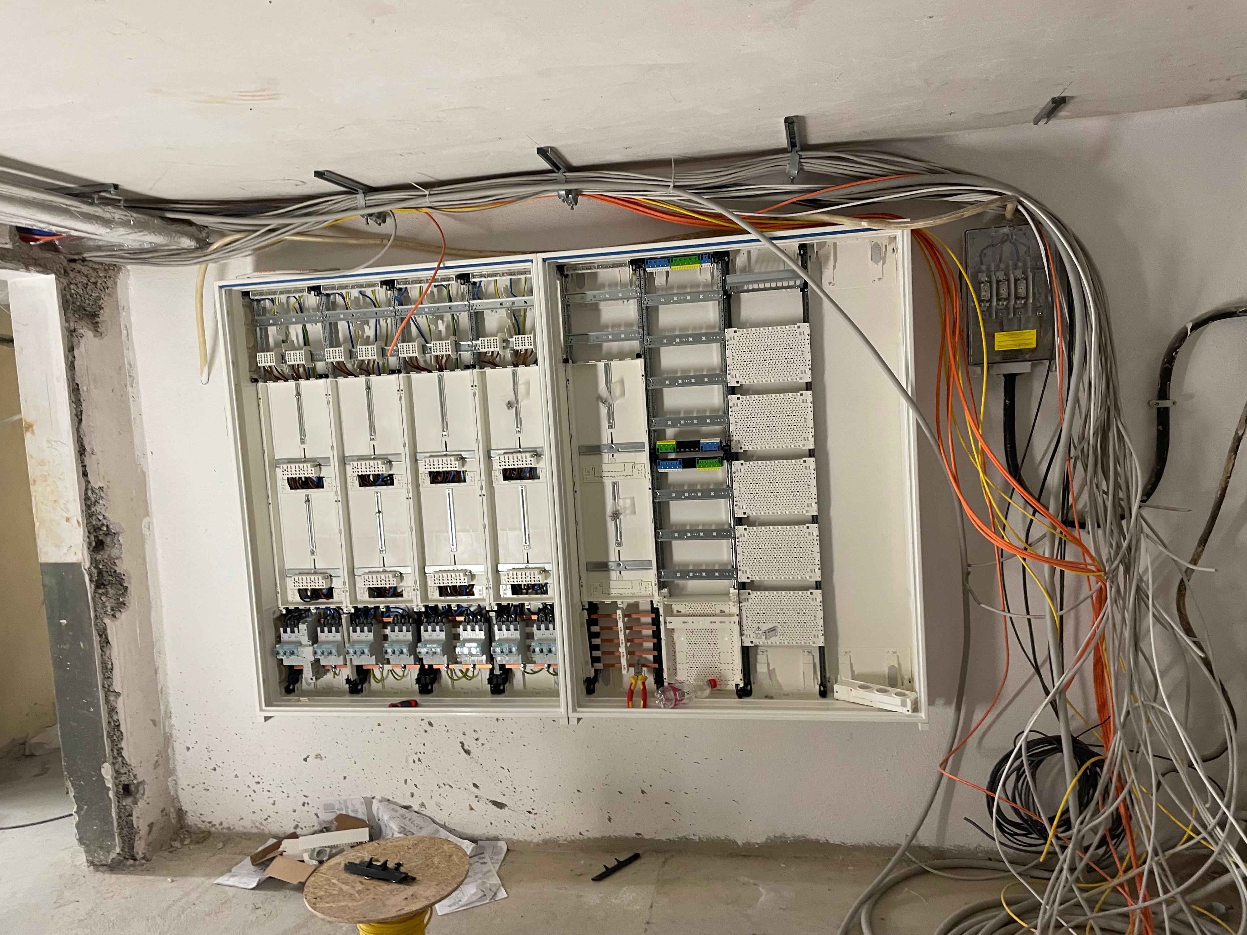 Z&auml;hlerschrank mit Reihenklemmen und Verdrahtung im Neubau Stuttgart