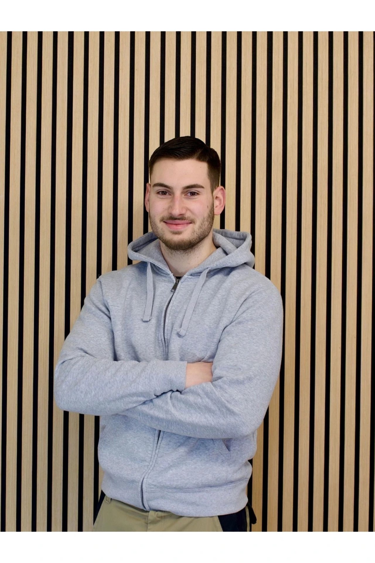 Portraitfoto von Finn, Monteur